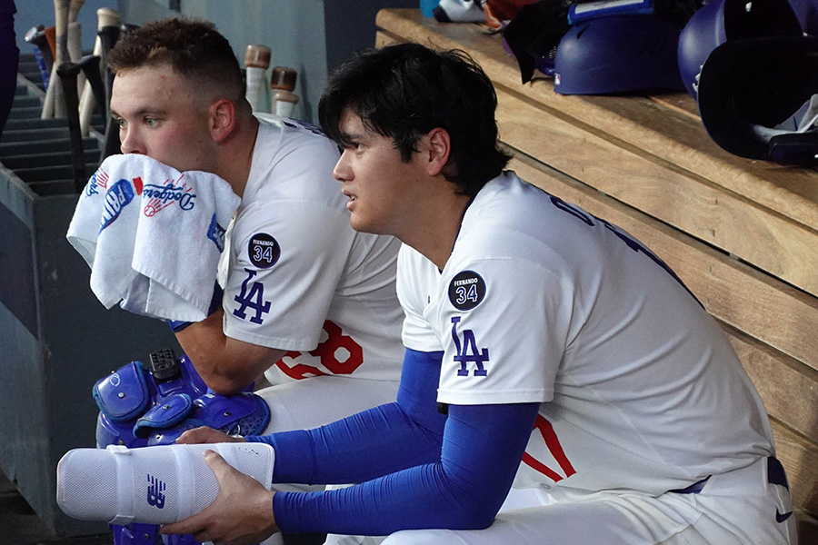 ベンチから戦況を見守るドジャース・大谷翔平【写真：ロイター】