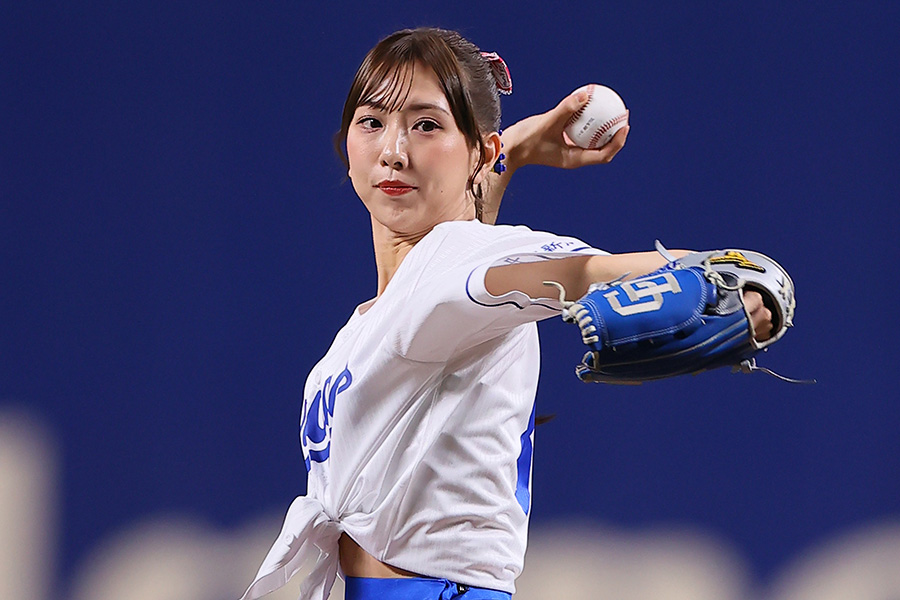 始球式に登場した「SKE48」の熊崎晴香さん【写真提供:産経新聞社】