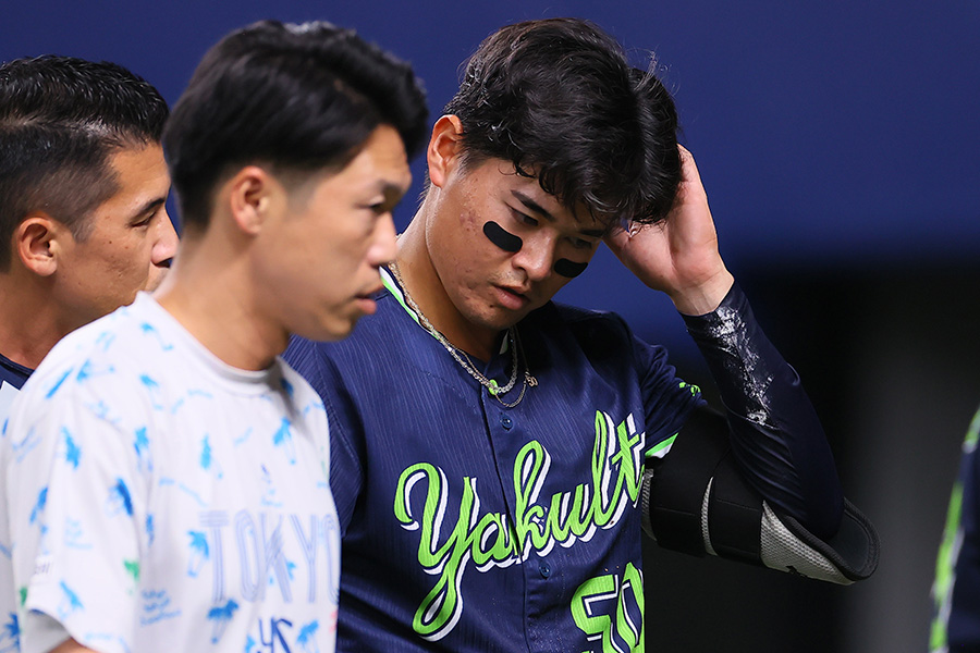 頭部死球を受けてベンチに下がるヤクルト・北村恵吾【写真提供：産経新聞社】