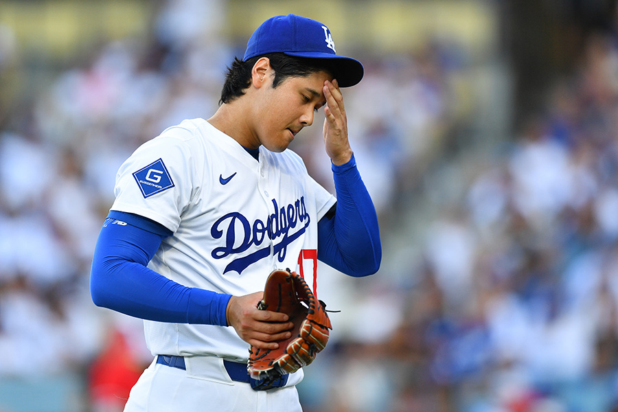 ベンチへ戻るドジャース・大谷翔平【写真：アフロ】
