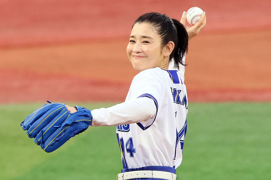 始球式に登場した女優の石田ひかりさん【写真提供：産経新聞社】
