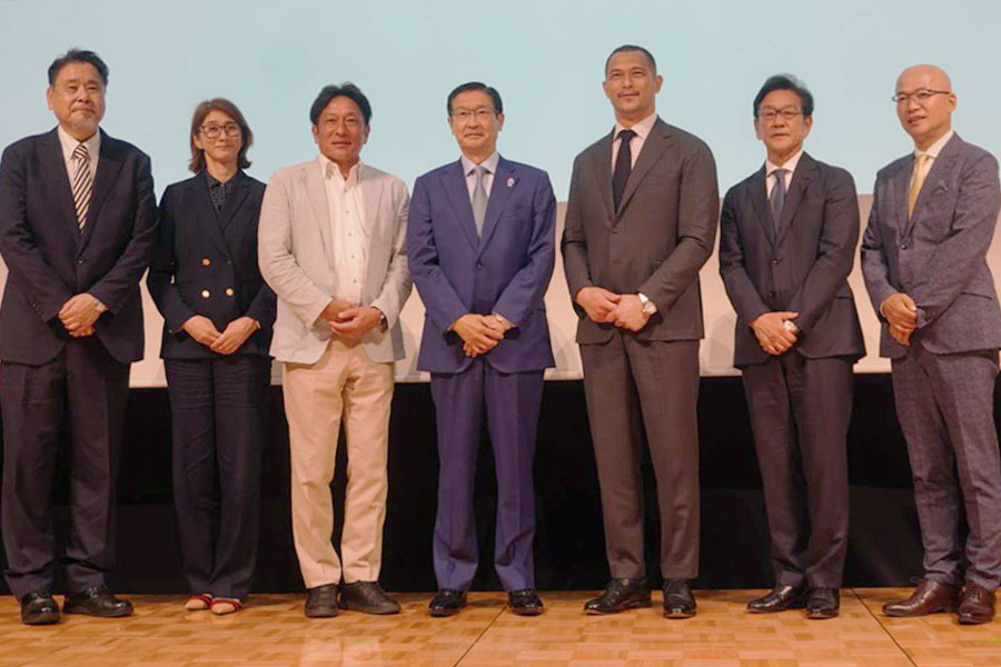 室伏広治氏ら他競技の指導者と意見を交わした【写真：尾辻剛】