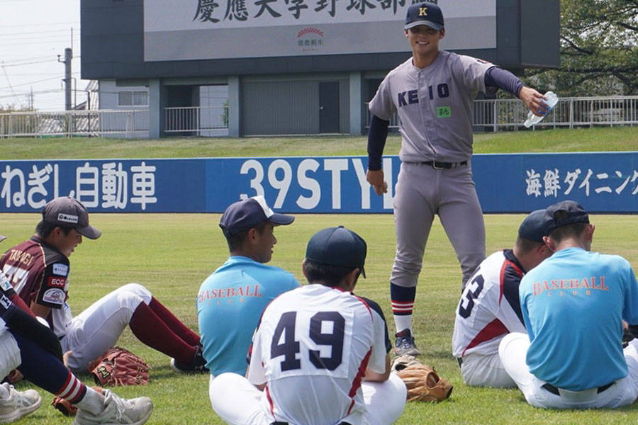 中学生に指導する慶大・外丸東眞主将【写真：宮脇広久】