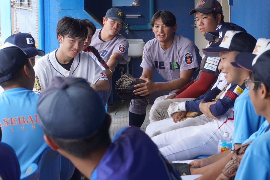 中学生と共にベンチ内に腰を下ろし“座談会”も行われた【写真：宮脇広久】