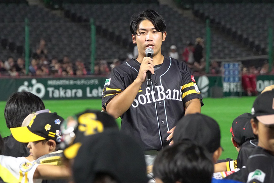 子どもたちに指導をする三代祥貴コーチ【写真：竹村岳】