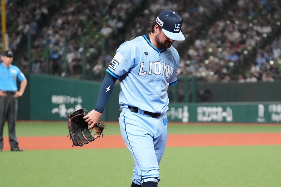 打球が直撃しベンチに下がる西武のJ.D.デービス【写真：岡部直樹】