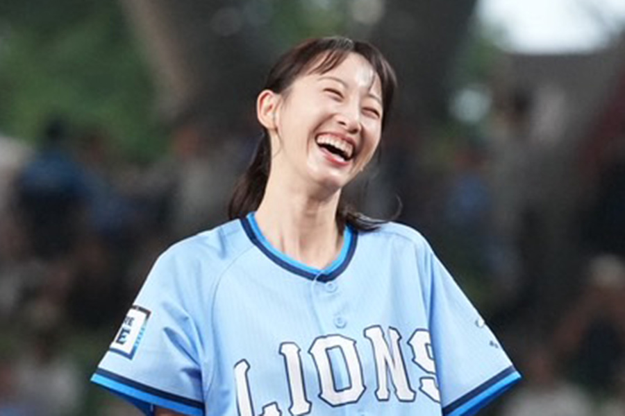 セレモニアルピッチに登場した松井玲奈さん【写真：岡部直樹】