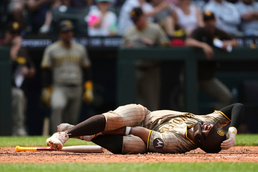 自打球を受け倒れこむパドレスのザンダー・ボガーツ【写真：アフロ】