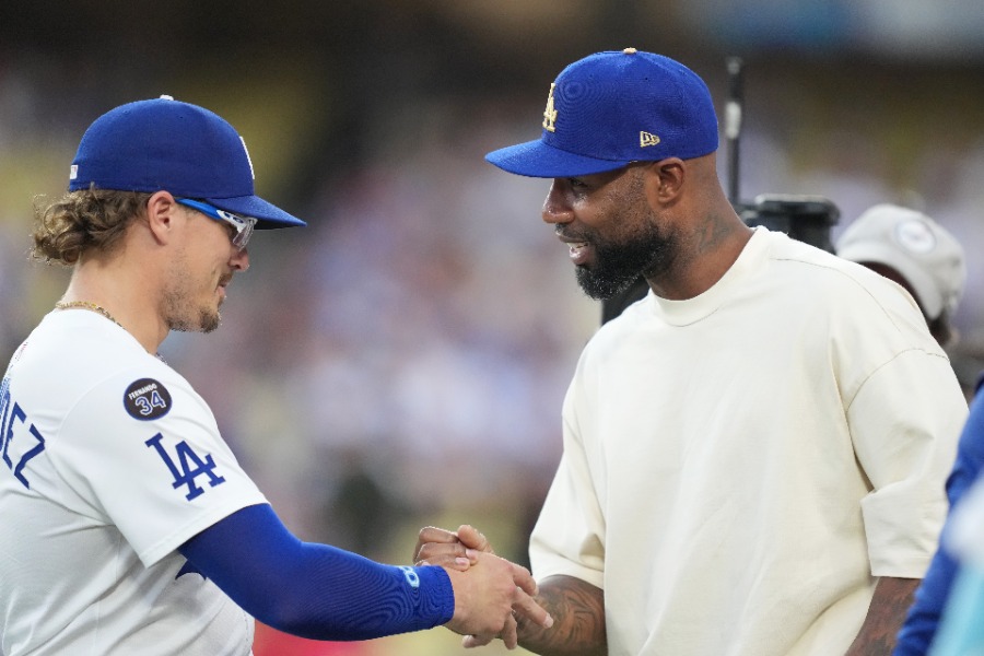 ドジャースのエンリケ・ヘルナンデス（左）と握手するジェイソン・ヘイワード【写真：アフロ】