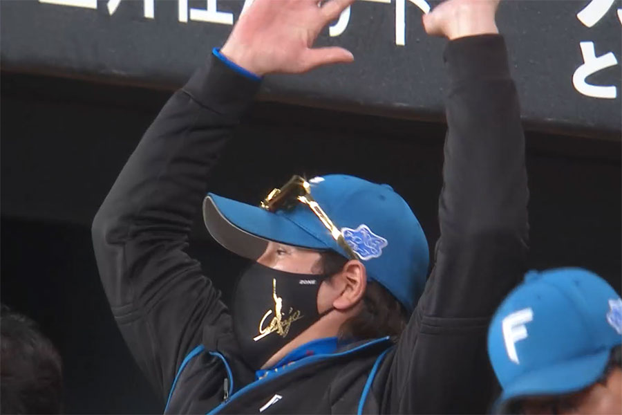 悔しがる日本ハム・新庄剛志監督【写真：パ・リーグTV】