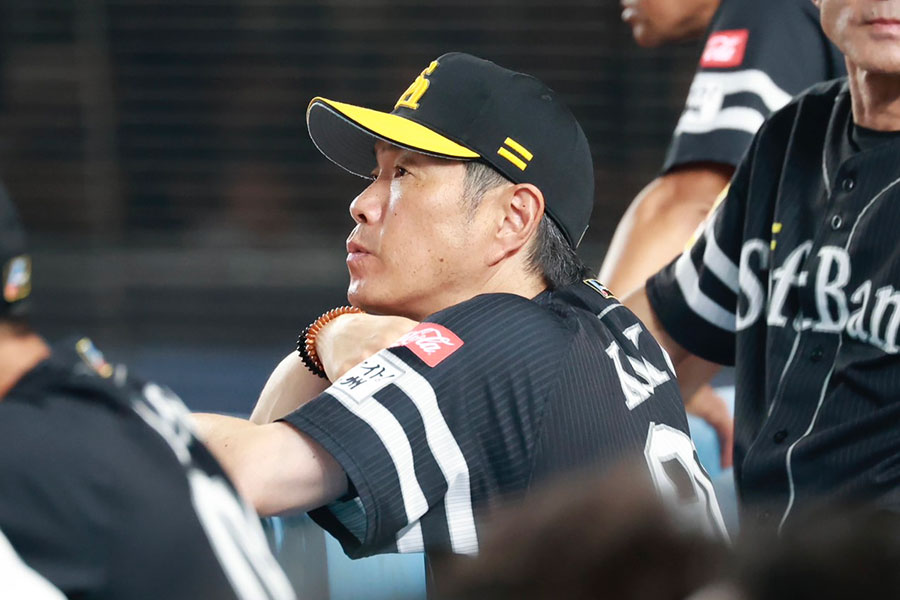 ベンチから戦況を見守るソフトバンク・小久保裕紀監督【写真：小池義弘】
