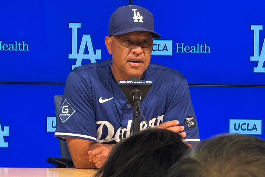 試合前、取材に対応したドジャースのデーブ・ロバーツ監督【写真：上野明洸】