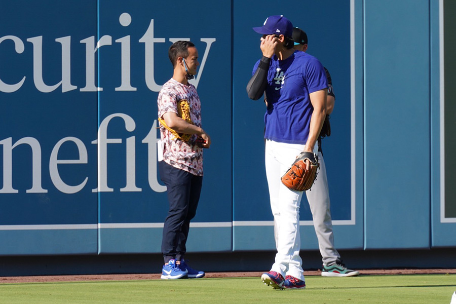 グラウンドで話す大谷翔平（右）とウィル・アイアトン氏【写真：上野明洸】