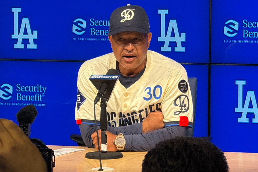 試合後、取材に対応したドジャースのデーブ・ロバーツ監督【写真：上野明洸】