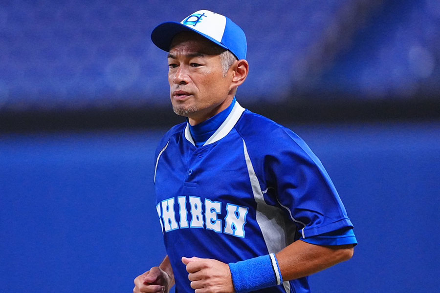 試合前に練習を行うイチロー氏【写真：荒川祐史】