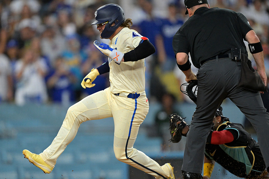 5回、本塁で憤死したドジャースのエンリケ・ヘルナンデス【写真：ロイター】