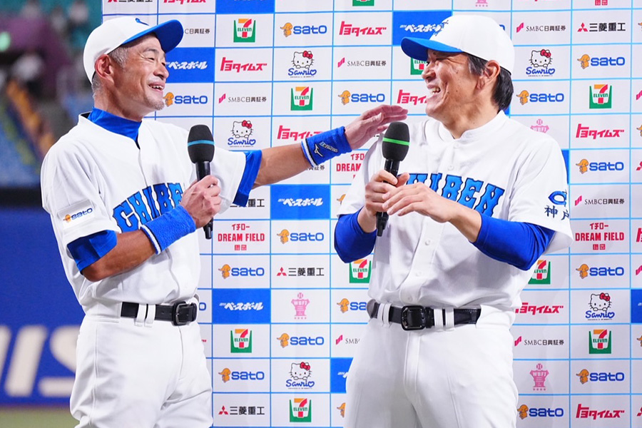 お立ち台に上がったイチロー氏（左）と松井秀喜氏【写真：荒川祐史】
