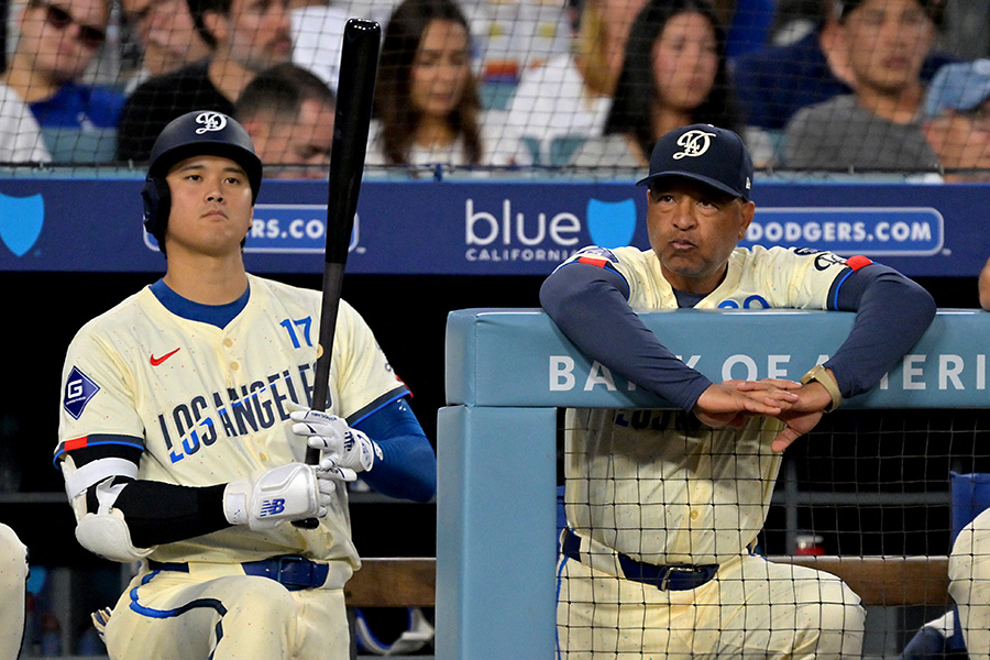 ベンチから試合を見守るドジャースのデーブ・ロバーツ監督（右）と大谷翔平【写真：ロイター】
