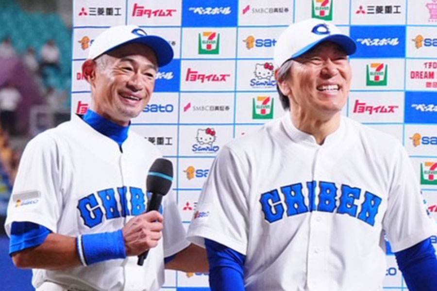 お立ち台に上がったイチロー氏（左）と松井秀喜氏【写真：荒川祐史】