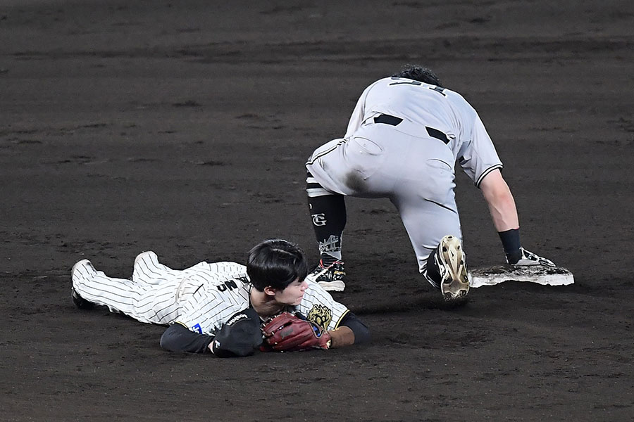 交錯した阪神・中野拓夢（左）と巨人・浅野翔吾【写真提供：産経新聞社】