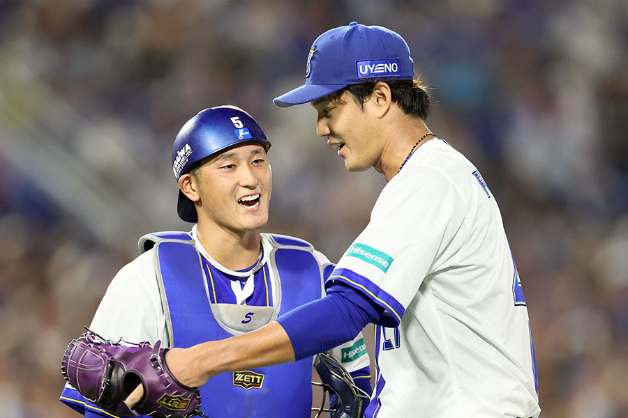 中日戦でバッテリーを組んだDeNA・松尾汐恩（左）と藤浪晋太郎【写真提供：産経新聞社】