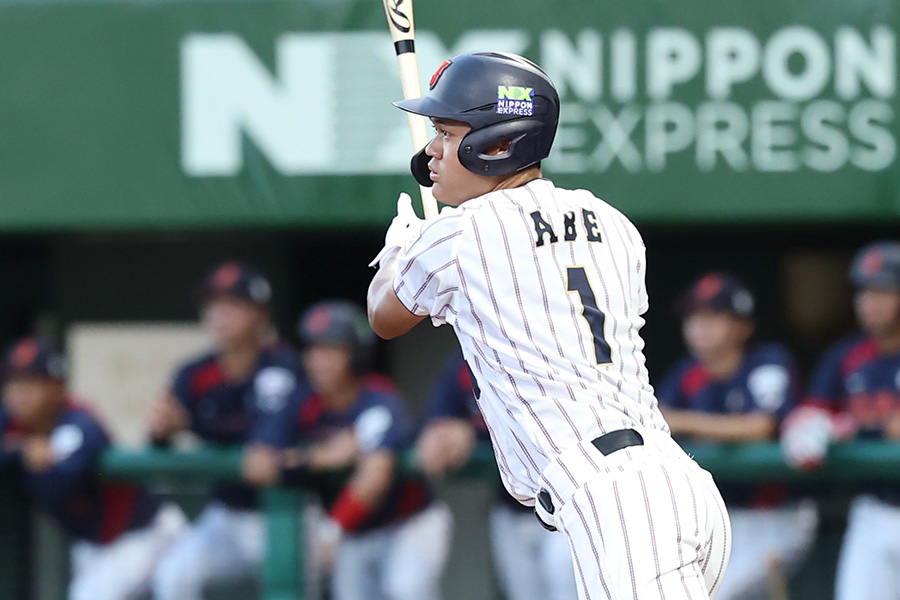 マルチ安打を放った横浜・阿部葉太【写真：加治屋友輝】
