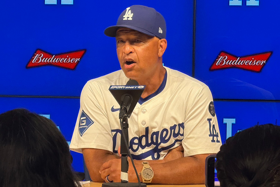 試合後、取材に応じるドジャースのデーブ・ロバーツ監督【写真：上野明洸】