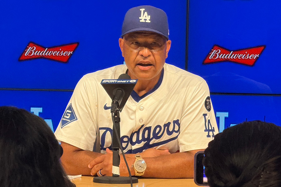 試合後、取材に応じるドジャースのデーブ・ロバーツ監督【写真：上野明洸】