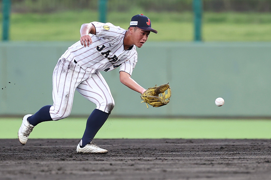 好守を見せた横浜・奥村凌大【写真:加治屋友輝】