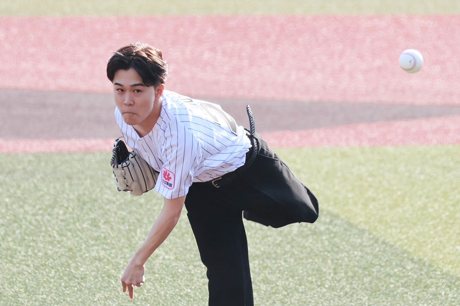 始球式に登場した鈴木福さん【写真：小池義弘】