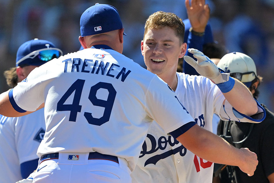 サヨナラ本塁打を放ちナインから祝福を受けるドジャースのウィル・スミス【写真：ロイター】