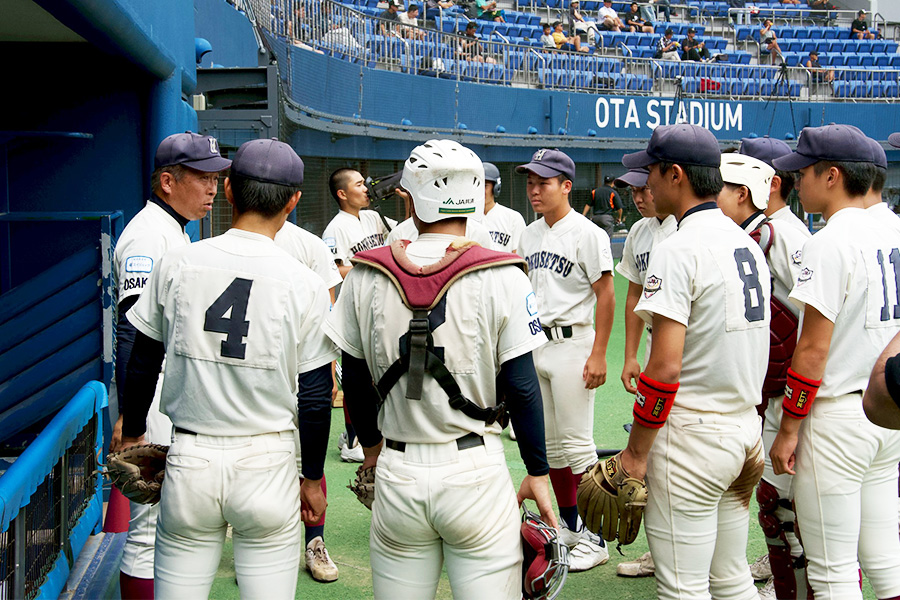 北摂リトルシニアの後藤能己監督（左端）【写真：磯田健太郎】