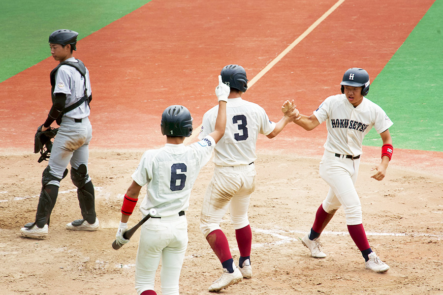 優勝した世田谷西リトルシニアと接戦を演じた選手たち【写真：磯田健太郎】