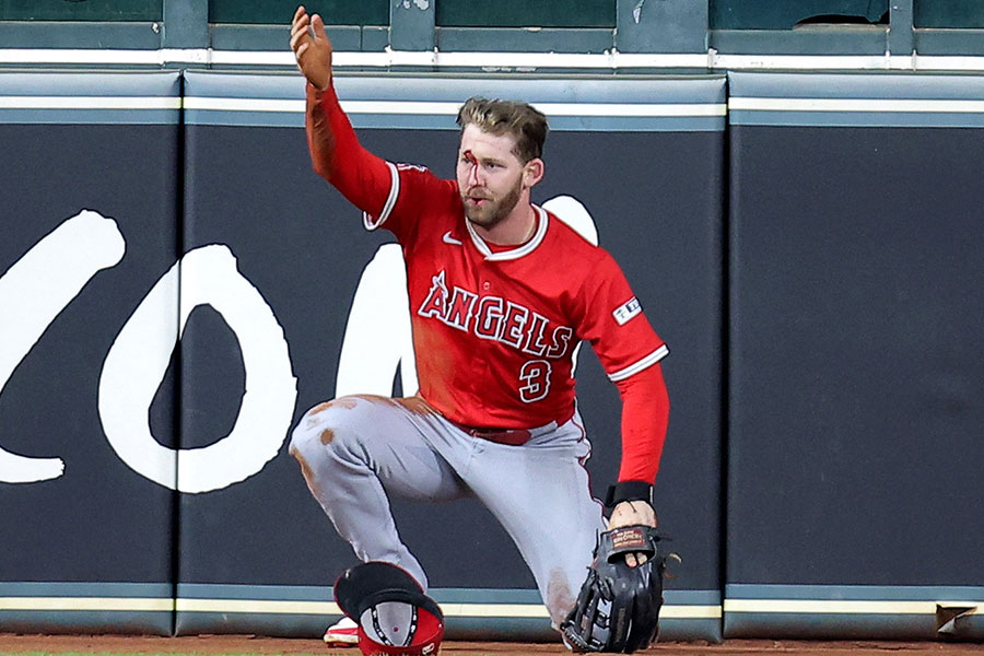 アストロズ戦でフェンスに激突したエンゼルスのテイラー・ウォード【写真：ロイター】