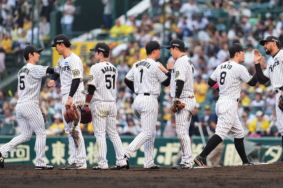 阪神ナイン【写真：小林靖】