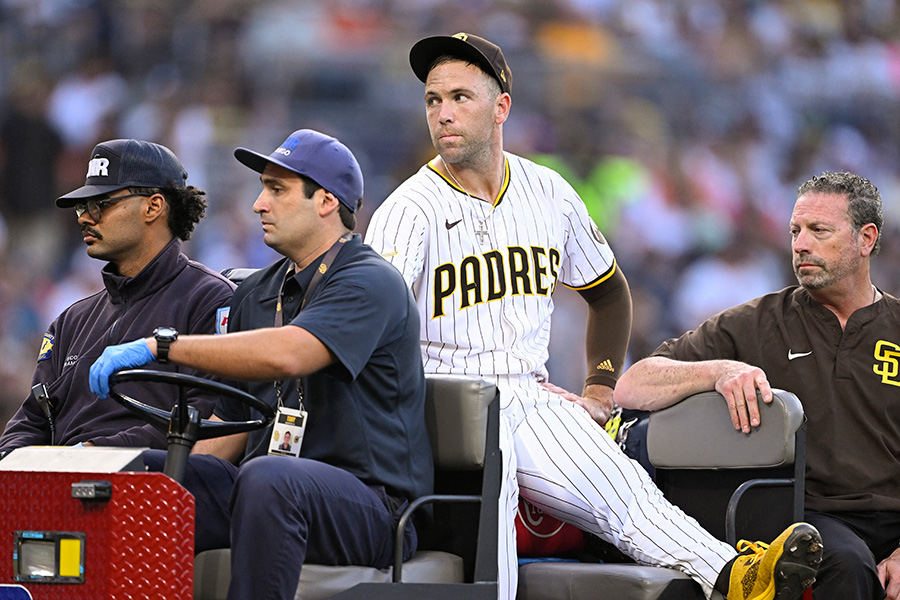 左脚を負傷して緊急降板したパドレスのジェイソン・アダム【写真：ロイター】
