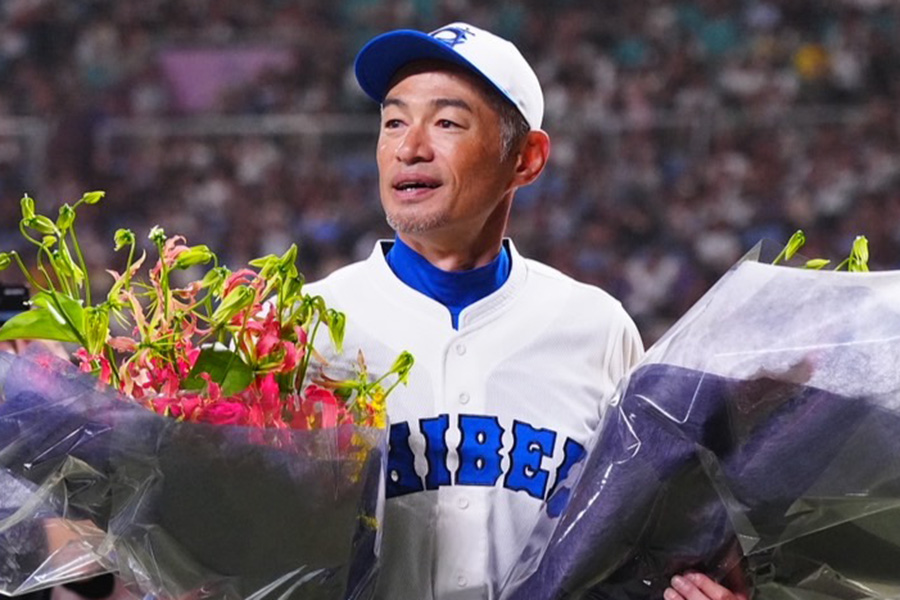 花束を受け取るイチロー氏【写真：荒川祐史】