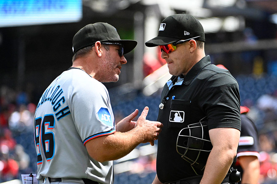 判定を巡り球審に詰め寄るマーリンズのクレイトン・マッカラー監督【写真:ロイター】