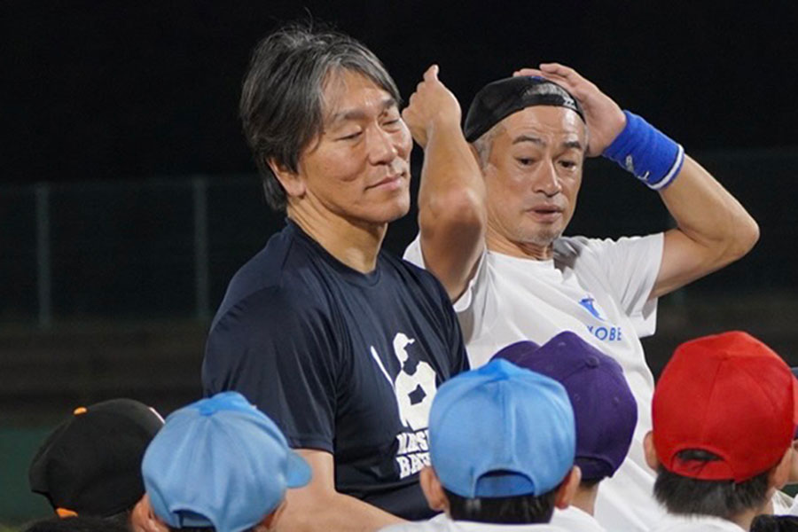 野球教室に登場した松井秀喜氏（左）とイチロー氏【写真：宮脇広久】