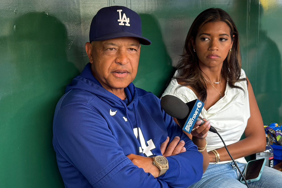 試合前、取材に応じるドジャースのデーブ・ロバーツ監督【写真：上野明洸】