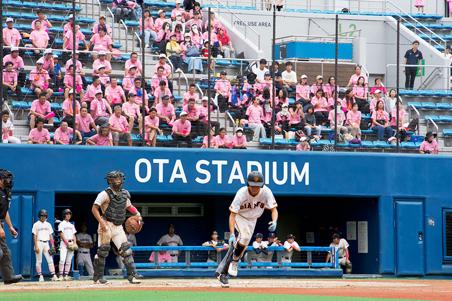 横浜都筑シニアの応援席には多くの保護者が詰めかけた【写真：磯田健太郎】