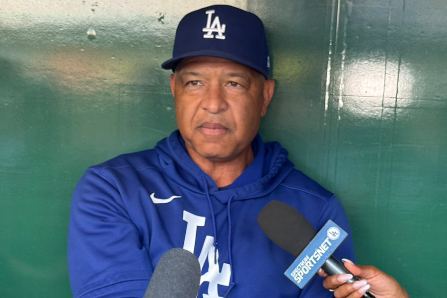 試合前、取材に応じたドジャースのデーブ・ロバーツ監督【写真:上野明洸】