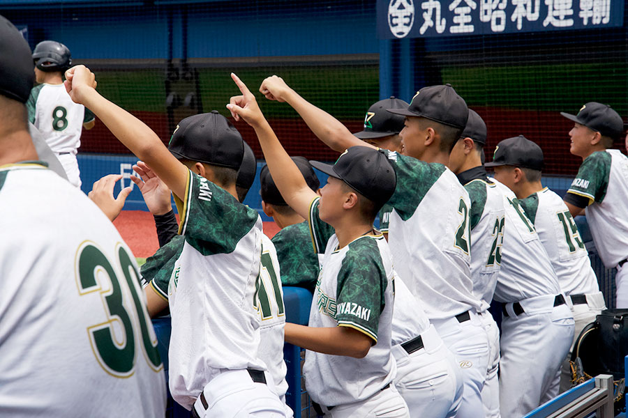 ベンチから声援を送るCLOVERS MIYAZAKIナイン【写真：磯田健太郎】