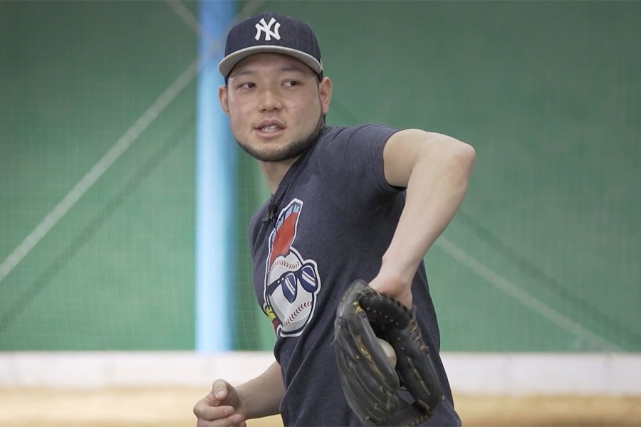 「グラブスイングテークバック」を実演する菊池タクト氏【写真：編集部】