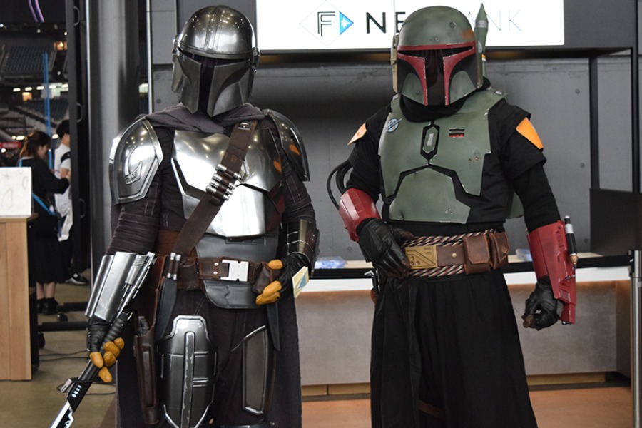 ファンを出迎えるマンダロリアン（左）とボバ・フェット【写真提供：PLM】