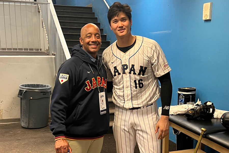 大谷翔平(右)とロレンゾ・グレンさん(WBCで撮影)【写真:本人提供】
