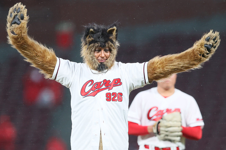 始球式を務めたオダギリジョーさん【写真提供:産経新聞社】