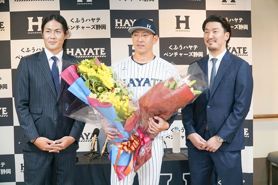 田中健二朗の引退会見に訪れた元DeNA・石川雄洋氏（左）と梶谷隆幸氏【写真：湯浅大】