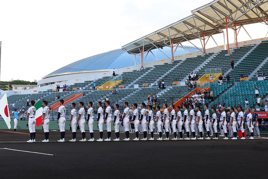 整列するU18日本代表ナイン【写真：加治屋友輝】