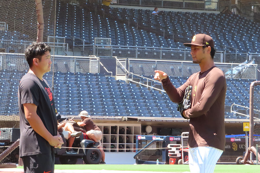 憧れのダルビッシュ有（右）と談笑する菅野智之【写真：木崎英夫】